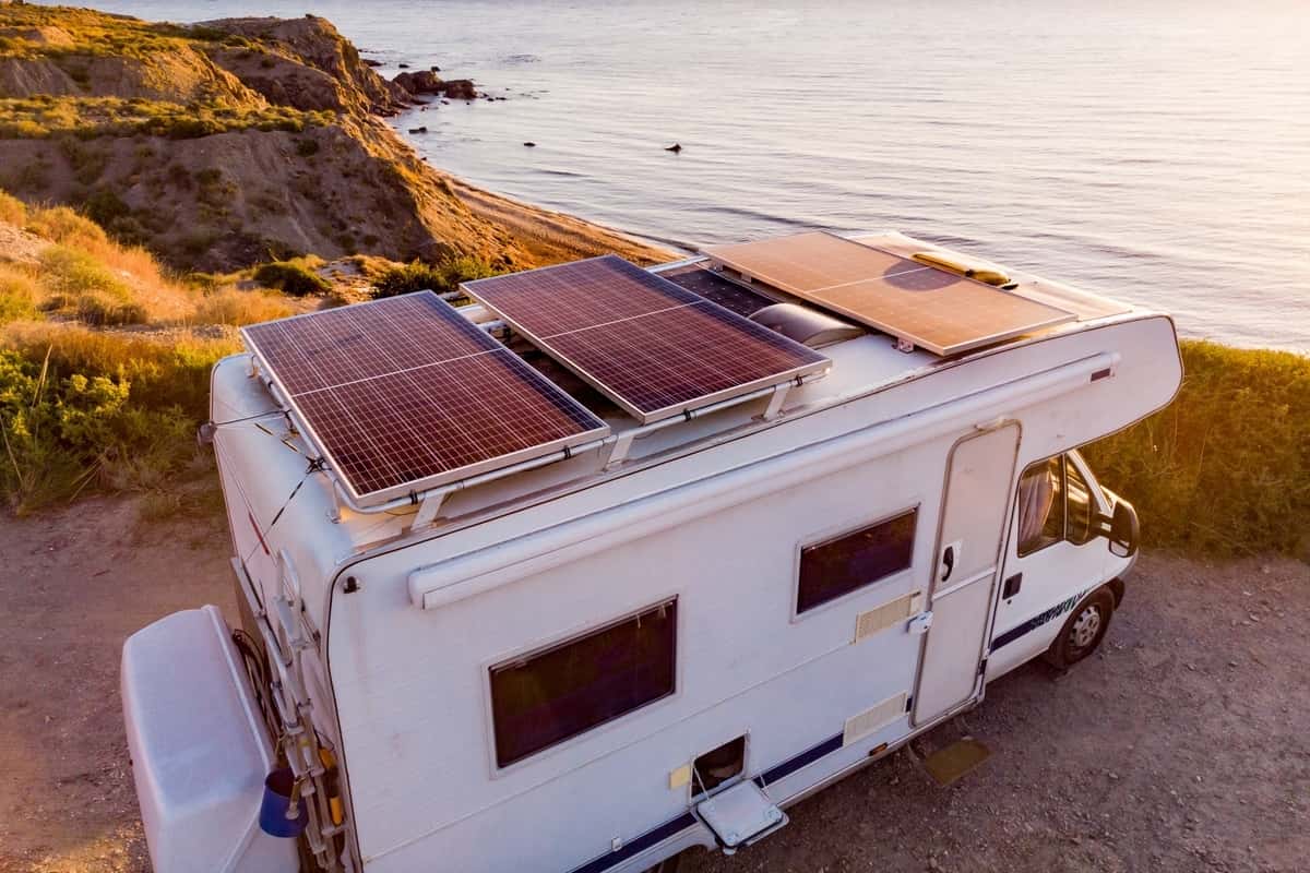 Camper met zonnepanelen van SOLAR4U in de zonsondergang aan de Spaanse kust